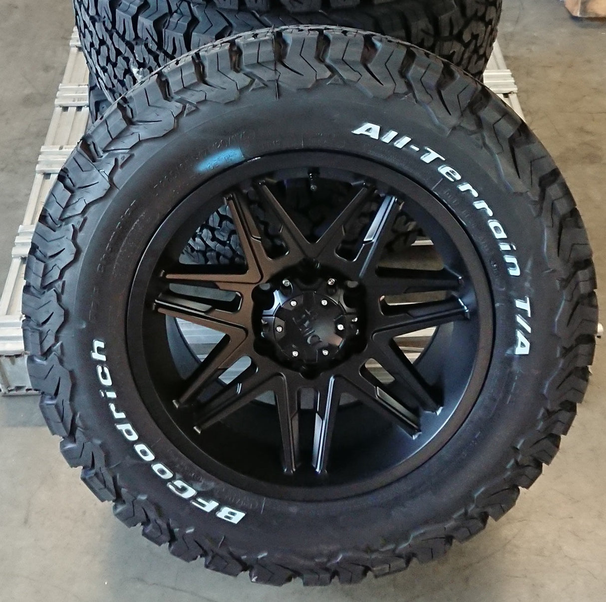 4x rims Dirt D62 9x17 ET25 6x139,7 + 4x tires BF Goodrich KO2 265/65/17