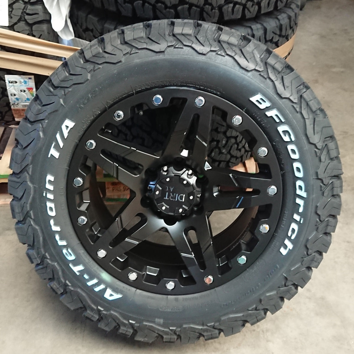 4x rims Dirt D66 9x18 ET25 5x120 + 4x tires BF Goodrich KO2 285/60/18