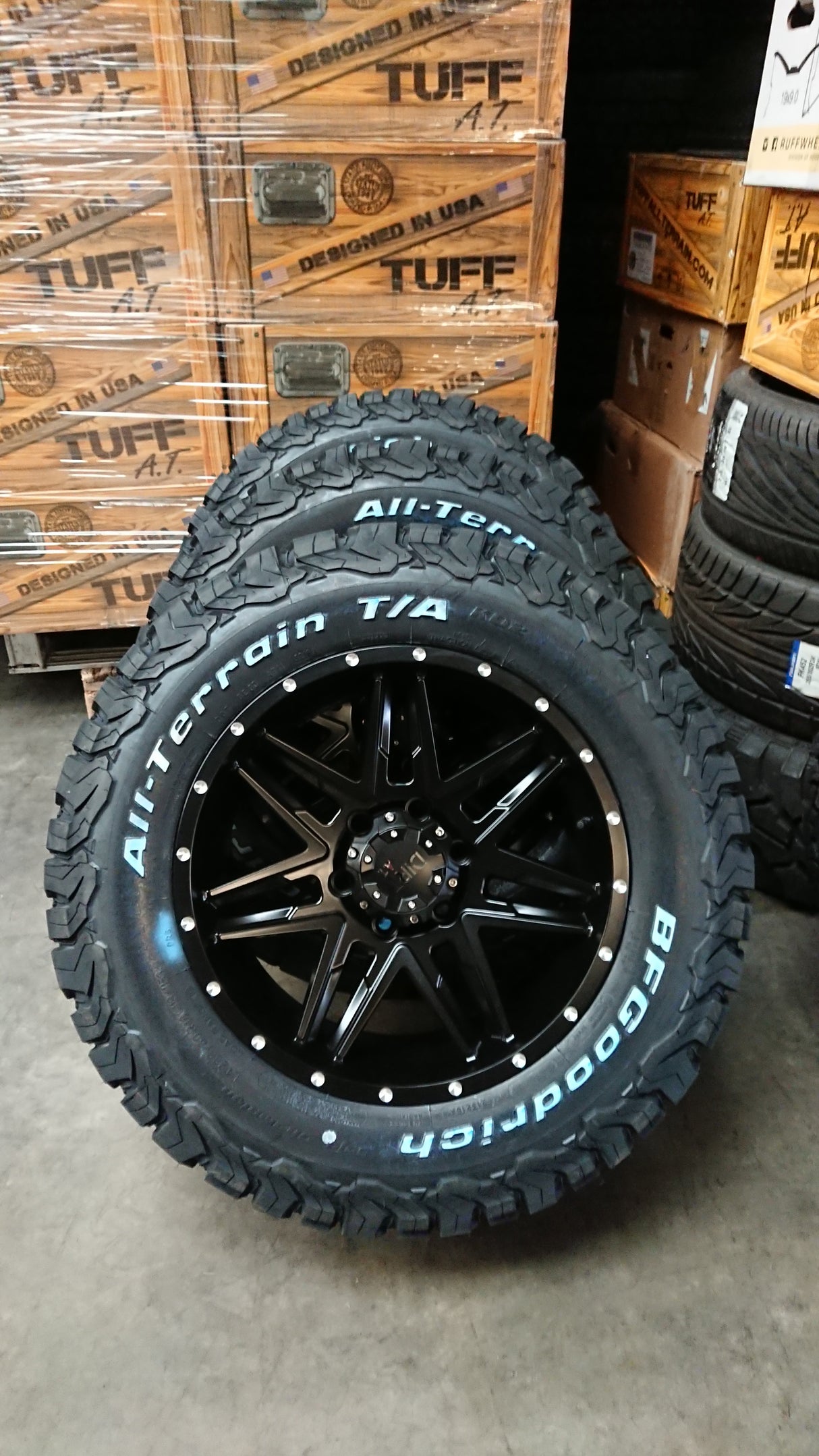 4x rims Dirt D62 9x18 ET25 6x114,3 + 4x tires BF Goodrich KO2 285/60/18