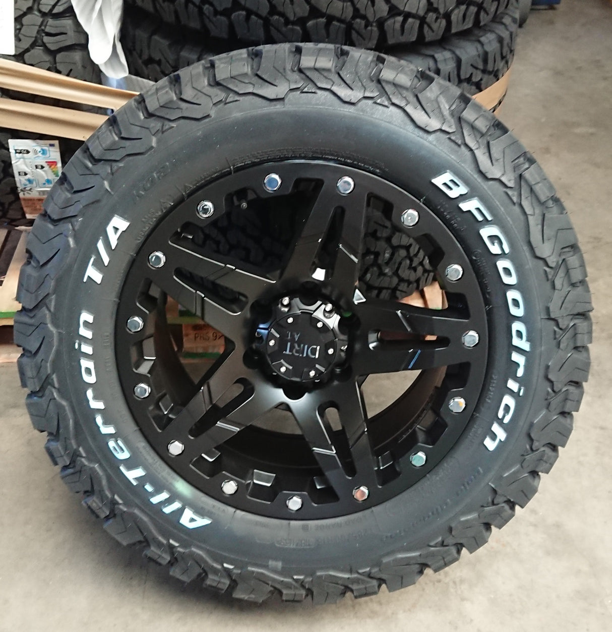 4x rims Dirt D66 9x18 ET25 5x120 + 4x tires BF Goodrich KO2 285/60/18