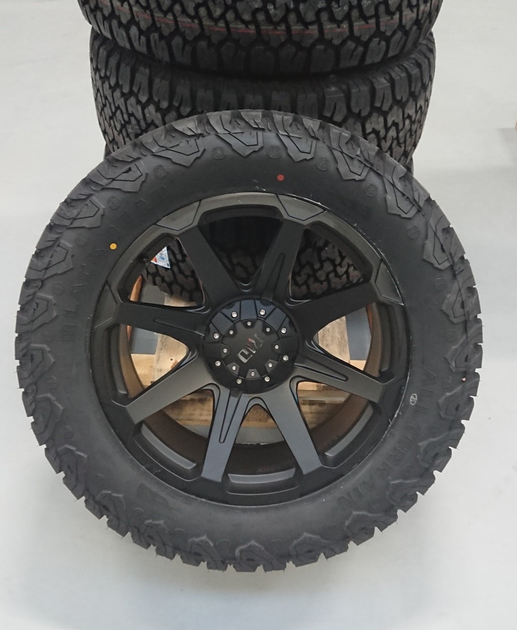 4x rims RID R05 9x20 ET18 5x139.7 + 4x tires Black Bear AT2 33x12.5x20