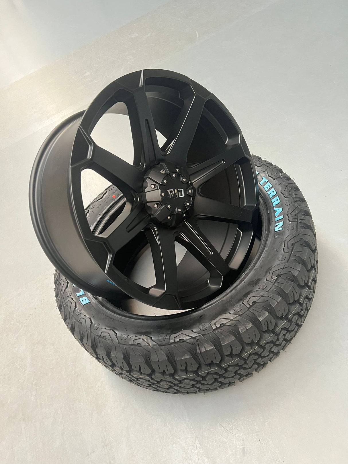 4x Felgen RID R05 9×18 ET10 6×139,7 + 4x Reifen Black Bear AT2 265/60/18